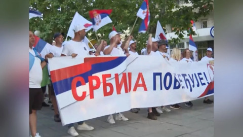 УПРКОС ВИСОКИМ ТЕМПЕРАТУРАМА КОЛОНА ГРАЂАНА НЕ ПОСУСТАЈЕ: Тренутно се налазе у Голубинцима